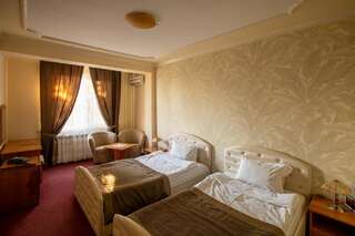 Отель Zornica Hotel Казанлык Двухместный номер с 1 кроватью или 2 отдельными кроватями-3