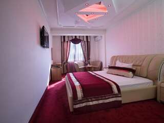 Отель Zornica Hotel Казанлык Двухместный номер с 1 кроватью или 2 отдельными кроватями-6