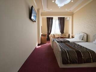 Отель Zornica Hotel Казанлык Двухместный номер с 1 кроватью или 2 отдельными кроватями-18